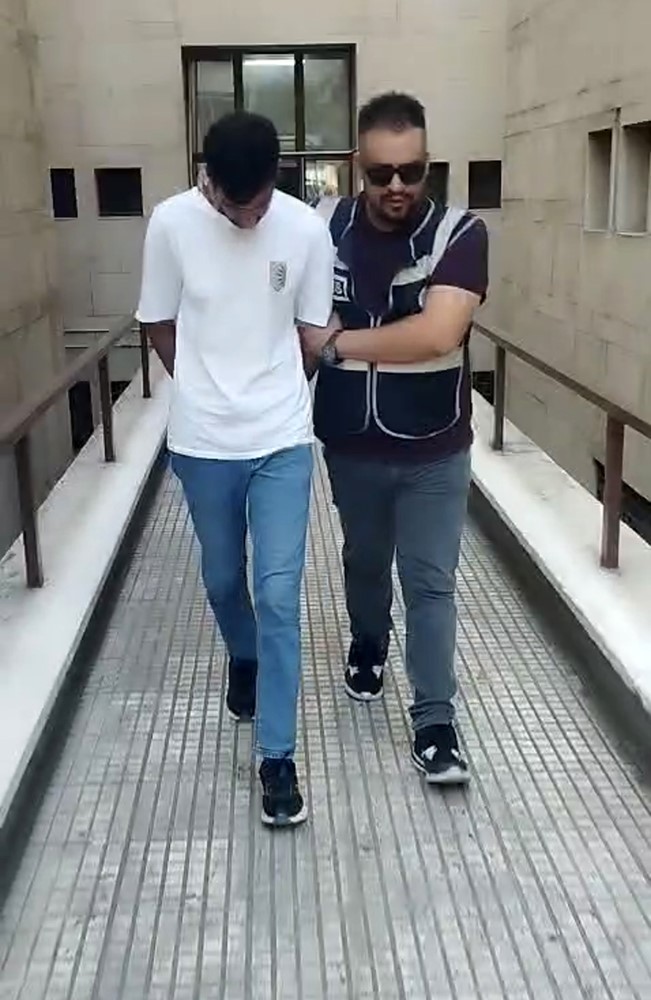 Çocuk istismarcısı firari polisi görünce çimlere yatıp ölü taklidi yaptı