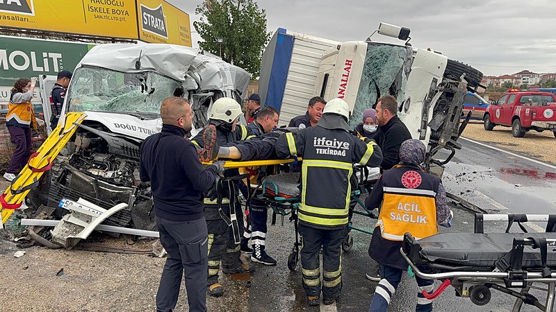 Tekirdağ’da feci kaza! Kamyonet ile minibüs çarpıştı! Ölü ve yaralılar var...