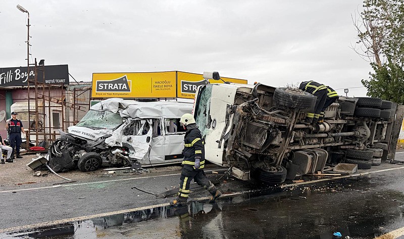 Tekirdağ’da feci kaza! Kamyonet ile minibüs çarpıştı! Ölü ve yaralılar var...
