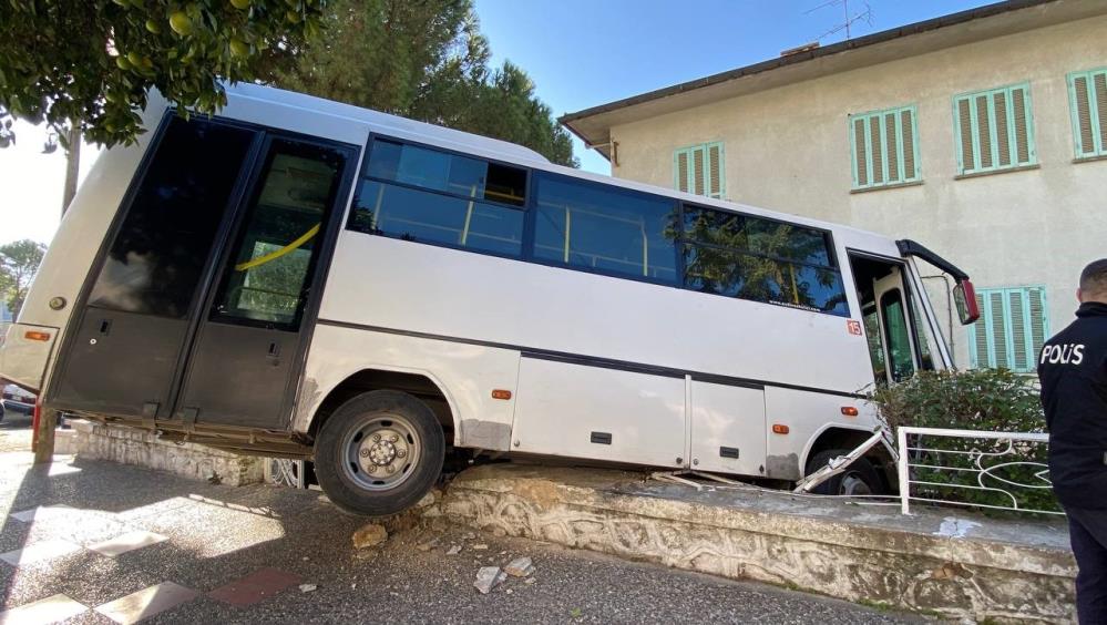 Aydın’da facia teğet geçti: Freni tutmayan minibüs evin bahçesine daldı