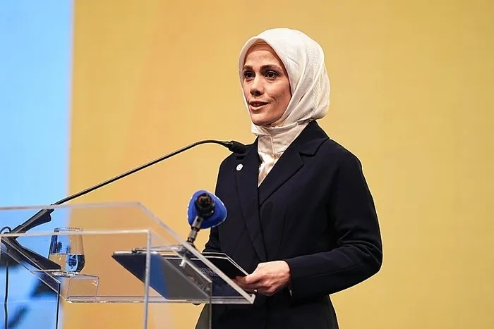 Esra Albayrak’tan öğrencilere ve eğitimcilere önemli mesaj: Bilgiyi kimin ürettiğini takip ederseniz zihinlerinizi yöneten o gizli eli de keşfedersiniz