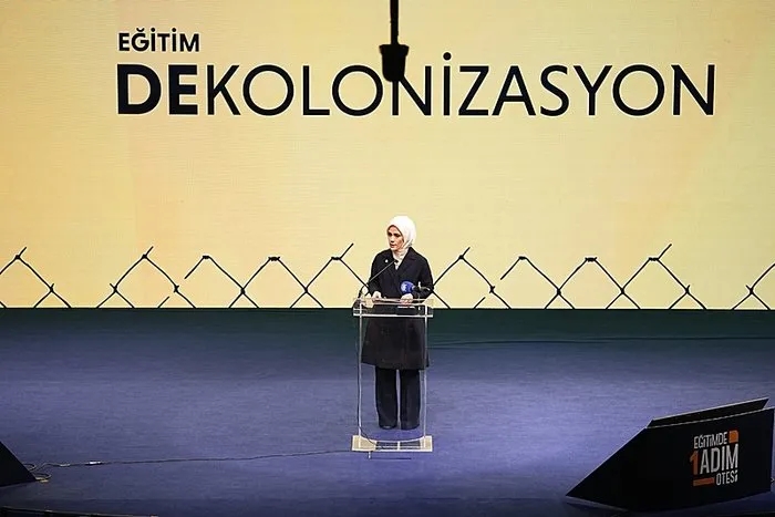 Esra Albayrak’tan öğrencilere ve eğitimcilere önemli mesaj: Bilgiyi kimin ürettiğini takip ederseniz zihinlerinizi yöneten o gizli eli de keşfedersiniz