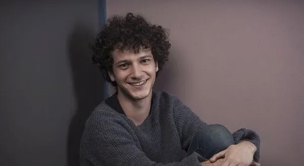 Usta Tiyatrocu Behzat Uygur’un oğlu genç oyunculardan çıktı! Meğer dedesinin...