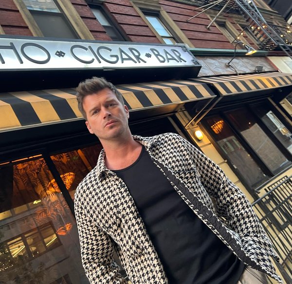 Gören iki kez baktı! Kıvanç Tatlıtuğ babasına olan benzerliğiyle gündeme geldi!