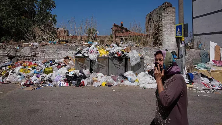 İzmir’de çöp krizi sinek istilasına dönüştü!