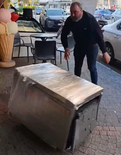 Satın aldığı bulaşık makinesi teşhir ürünü çıkınca mağazanın önüne attı