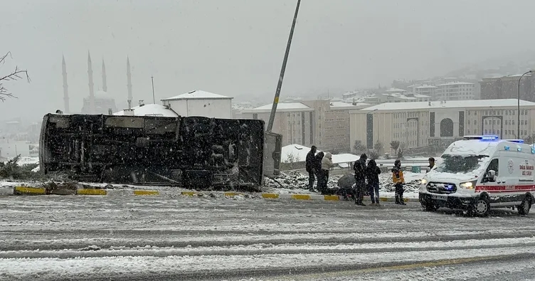 Nevşehir’de feci kaza! İşçi servisi devrildi: 14 yaralı