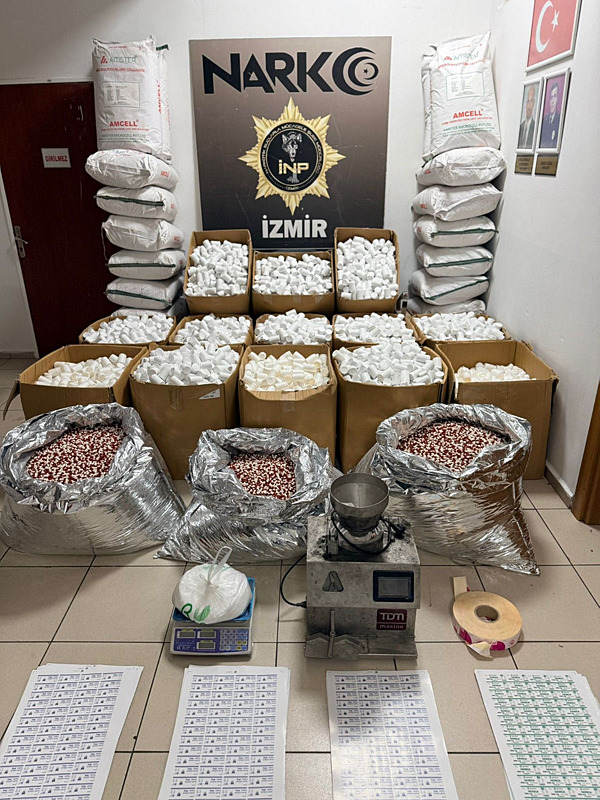 İzmir’de rekor operasyon: 2 milyon 309 bin uyuşturucu hap ele geçirildi