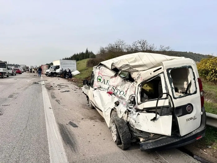 Bursa’da şeker pancarı yüklü TIR dehşet saçtı: 2 araca çarpıp devrildi: 5 yaralı