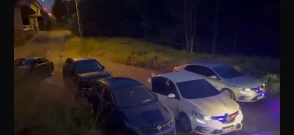 Arabada oturan sevgililere maskeli gaspçı şoku