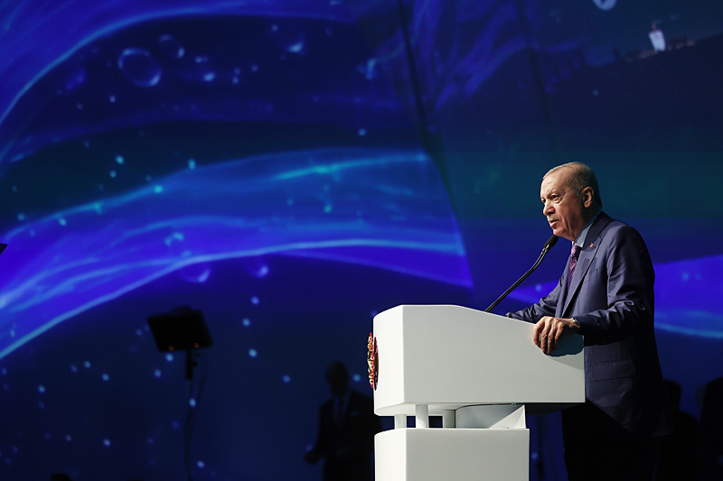 Başkan Erdoğan: Lüks ve israf tüm hoyratlığıyla sürüyor