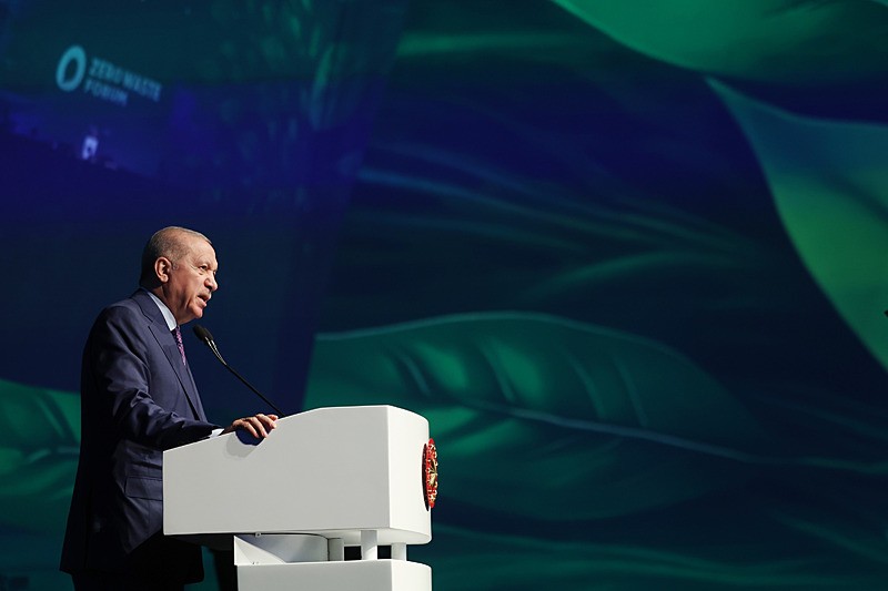 Başkan Erdoğan: Lüks ve israf tüm hoyratlığıyla sürüyor