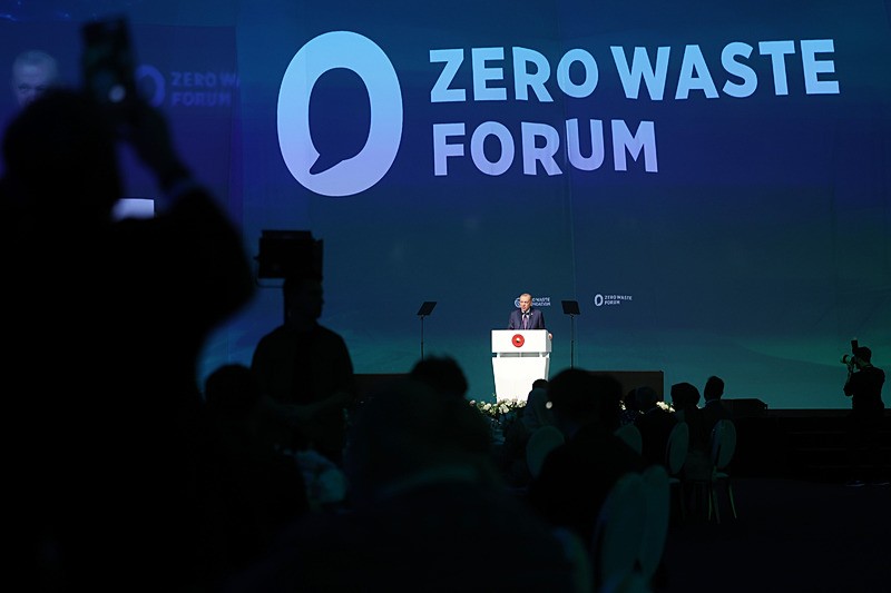 Başkan Erdoğan: Lüks ve israf tüm hoyratlığıyla sürüyor