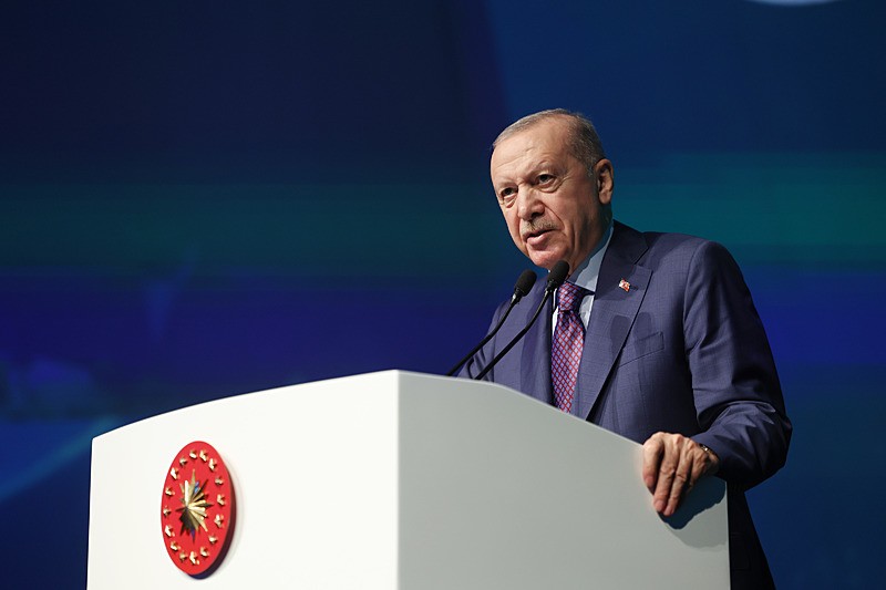 Başkan Erdoğan: Lüks ve israf tüm hoyratlığıyla sürüyor