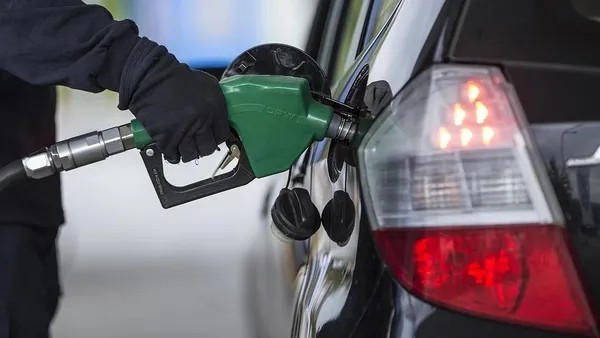 tablo-degisti-motorine-buyuk-indirim-izmir-akaryakit-fiyatlari-benzin-motorin-lpg-fiyatlari-1790224644475.jpeg