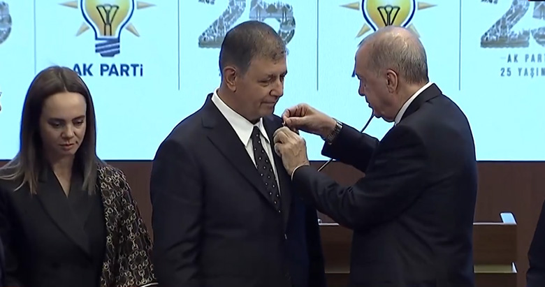 Son dakika: İzmir Büyükşehir Belediye Başkanı Cemil Tugay AK Parti’ye katıldı! Rozetini Başkan Erdoğan taktı