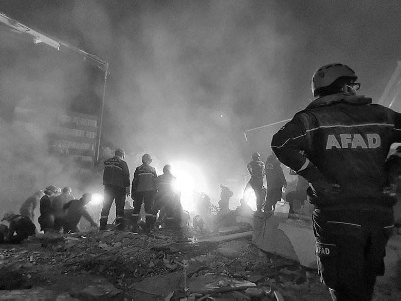 izmirdeki-deprem-faciasinin-uzerinden-6-yil-gecti-depremin-izleri-izmirden-silinmeye-devam-ediyor-1793265223988.png