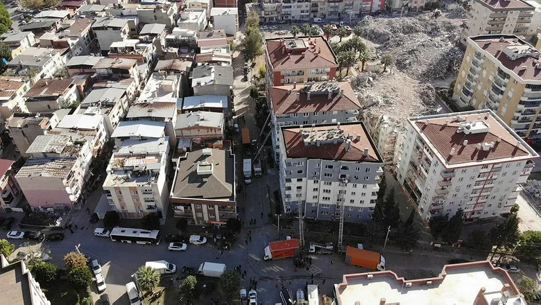 izmirdeki-deprem-faciasinin-uzerinden-6-yil-gecti-depremin-izleri-izmirden-silinmeye-devam-ediyor-1793265247649.png